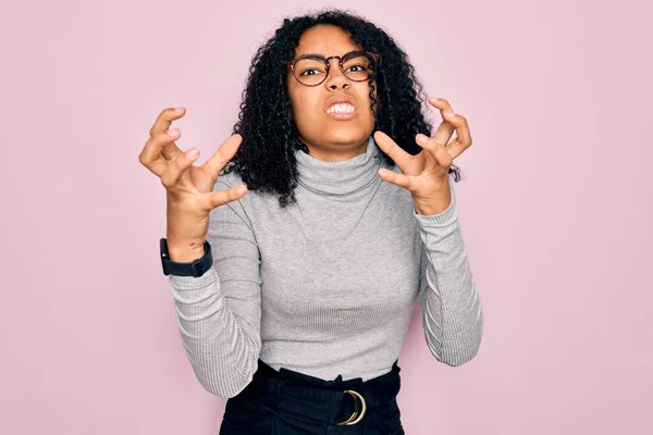 Mujer Afroamericana Joven Con Jersey Cuello Alto Gafas Sobre Fondo —  Fotos de Stock