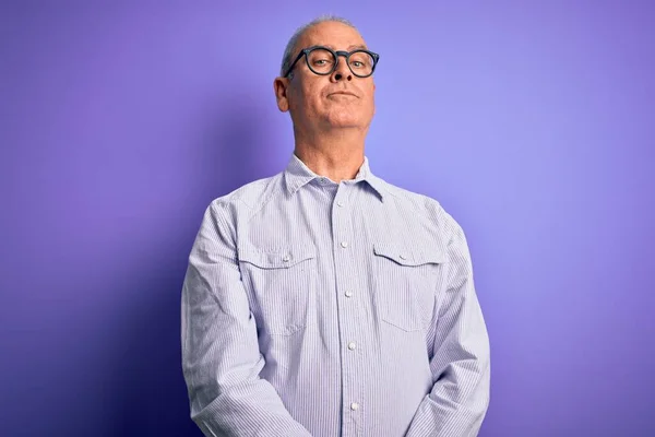 Hombre Guapo Hoary Edad Media Con Camisa Rayas Gafas Sobre —  Fotos de Stock