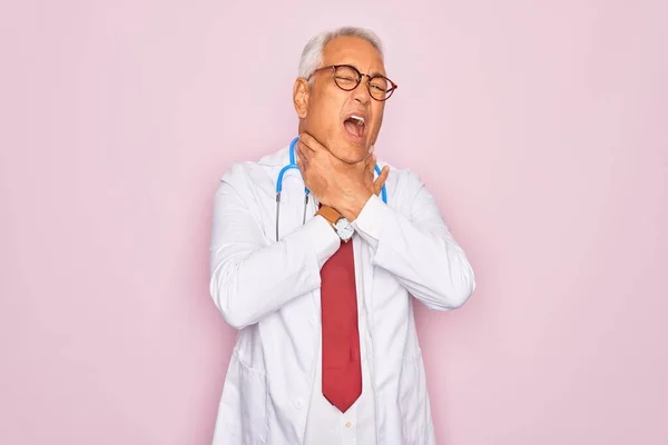 Orta Yaşlı Kır Saçlı Steteskop Takan Yaşlı Bir Doktor Profesyonel — Stok fotoğraf