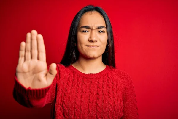 Jovem Bela Mulher Asiática Vestindo Camisola Casual Sobre Fundo Vermelho — Fotografia de Stock