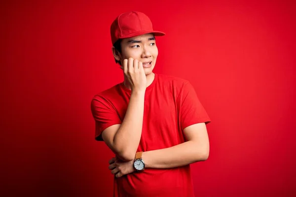 Homem Entrega Chinês Bonito Jovem Vestindo Boné Sobre Fundo Vermelho — Fotografia de Stock