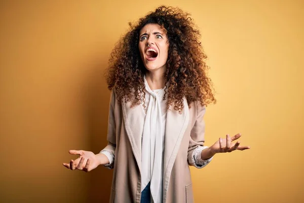 Jonge Mooie Brunette Vrouw Met Krullend Haar Piercing Dragen Casual — Stockfoto