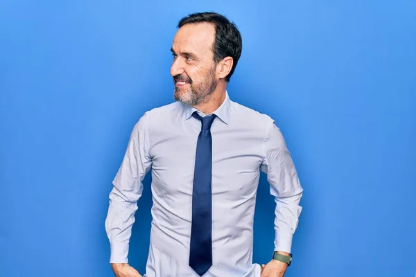Moyen Age Beau Homme Affaires Portant Une Cravate Élégante Debout — Photo