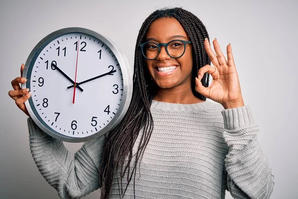 Fiatal Afro Amerikai Lány Gazdaság Nagy Perc Óra Felett Elszigetelt — Stock Fotó