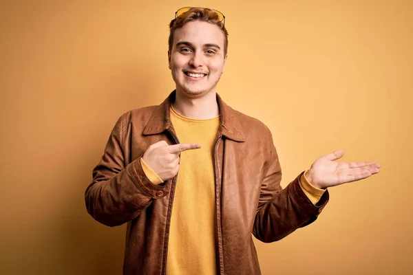 Joven Hombre Pelirrojo Guapo Con Chaqueta Cuero Casual Sobre Fondo —  Fotos de Stock