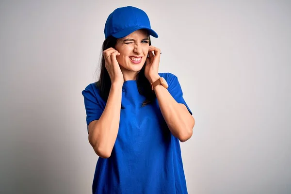 Junge Lieferantin Mit Blauen Augen Mütze Vor Blauem Hintergrund Die — Stockfoto