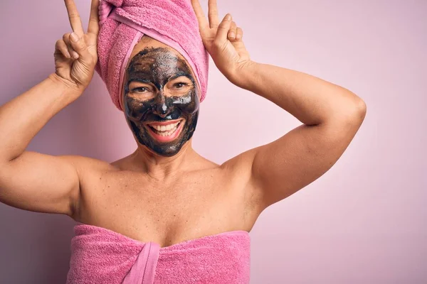 Mujer Morena Mediana Edad Con Máscara Cara Belleza Negro Sobre — Foto de Stock