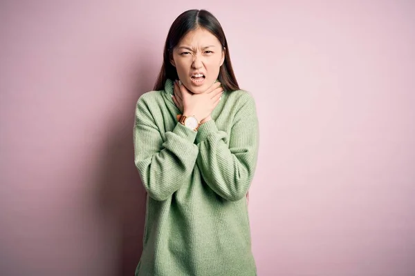 Jovem Bela Mulher Asiática Vestindo Suéter Inverno Verde Sobre Rosa — Fotografia de Stock