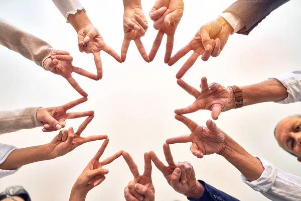 Ομάδα Των Εργαζομένων Των Επιχειρήσεων Στέκεται Κάνει Σύμβολο Δάχτυλα Μαζί — Φωτογραφία Αρχείου