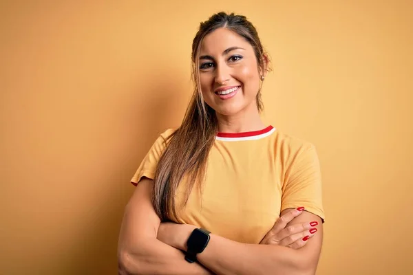 Jonge Mooie Atletische Vrouw Draagt Casual Shirt Paardenstaart Gele Achtergrond — Stockfoto
