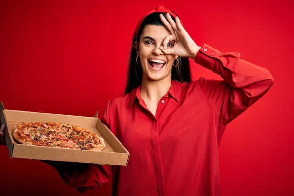 Mladá Krásná Brunetka Žena Drží Doručovací Box Italskou Pizzu Nad — Stock fotografie