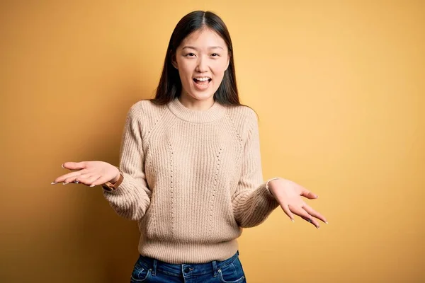 Jonge Mooie Aziatische Vrouw Dragen Casual Trui Geel Geïsoleerde Achtergrond — Stockfoto