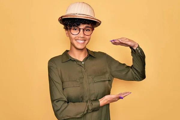 Молода Афроамериканська Туристична Жінка Одягнена Окуляри Експлойт Жест Руками Показують — стокове фото