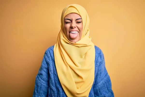 Jovem Mulher Muçulmana Morena Bonita Vestindo Hijab Árabe Sobre Fundo — Fotografia de Stock