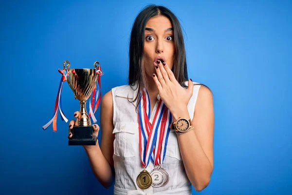 Jeune Belle Brune Femme Réussie Portant Des Médailles Tenant Trophée — Photo