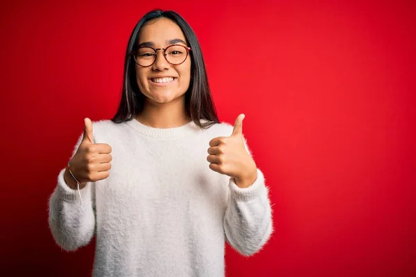 Joven Hermosa Mujer Asiática Vistiendo Suéter Casual Gafas Sobre Fondo —  Fotos de Stock