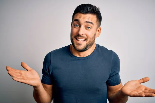 Homem Bonito Jovem Vestindo Camiseta Casual Sobre Fundo Branco Isolado — Fotografia de Stock