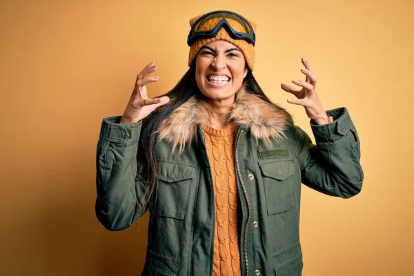 Joven Mujer Hispana Hermosa Usando Gafas Esquí Abrigo Para Clima — Foto de Stock