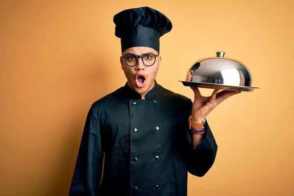 Jovem Chef Brasileiro Vestindo Uniforme Fogão Chapéu Segurando Bandeja Com — Fotografia de Stock