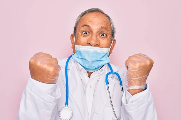 Senior Hamsterarts Draagt Medisch Masker Stethoscoop Roze Achtergrond Schreeuwen Trots — Stockfoto