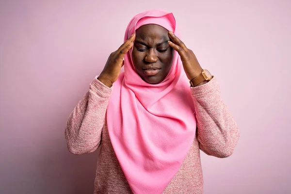 Jeune Femme Afro Américaine Taille Portant Hijab Musulman Sur Fond — Photo