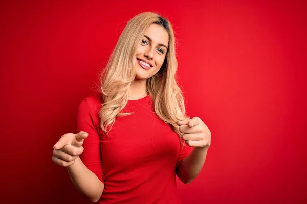 Jovem Mulher Loira Bonita Vestindo Camiseta Casual Sobre Fundo Vermelho — Fotografia de Stock