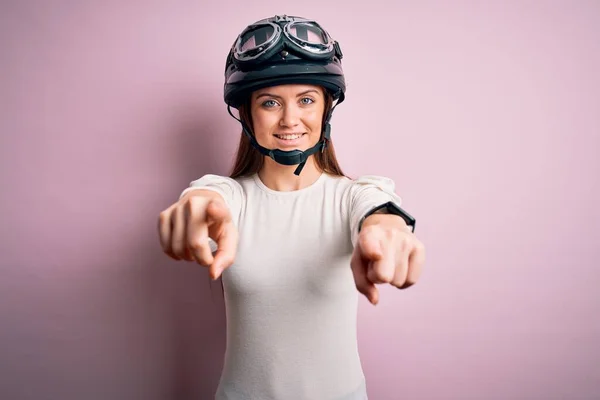 Jovem Bela Mulher Motociclista Com Olhos Azuis Usando Capacete Moto — Fotografia de Stock