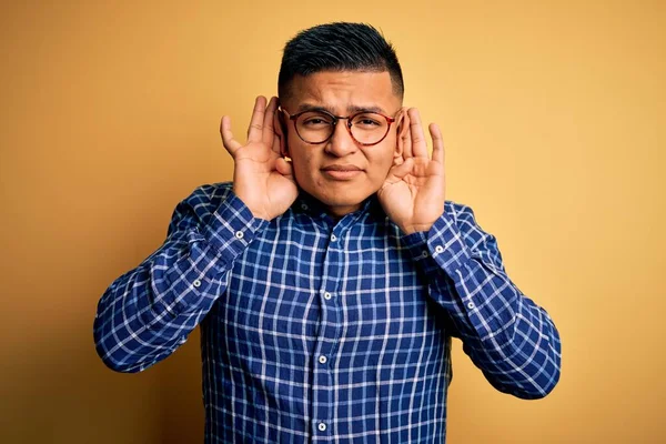 Joven Hombre Latino Guapo Con Camisa Casual Gafas Sobre Fondo —  Fotos de Stock