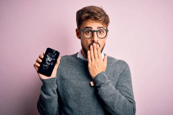 Giovane Con Barba Con Gli Occhiali Mano Rotto Strisciato Smartphone — Foto Stock