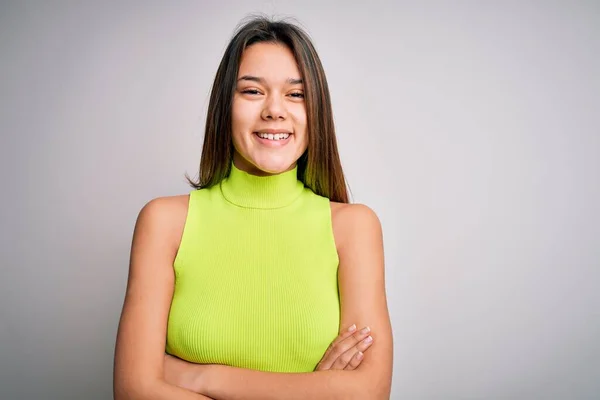 Joven Chica Morena Hermosa Con Camiseta Verano Casual Sobre Fondo — Foto de Stock
