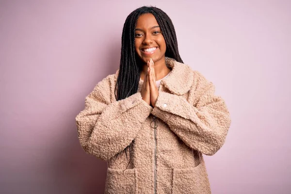 Jonge Afrikaanse Amerikaanse Vrouw Dragen Mode Winter Jas Roze Geïsoleerde — Stockfoto
