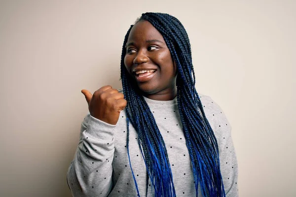 Mujer Afroamericana Talla Grande Con Trenzas Con Sudadera Casual Sobre —  Fotos de Stock