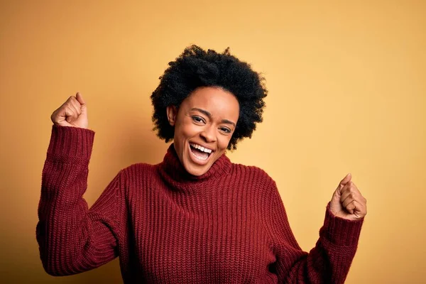 Jovem Bela Afro Americano Africano Mulher Com Cabelo Encaracolado Vestindo — Fotografia de Stock