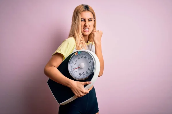 Jeune Belle Femme Blonde Sportive Sur Régime Alimentaire Tenant Machine — Photo