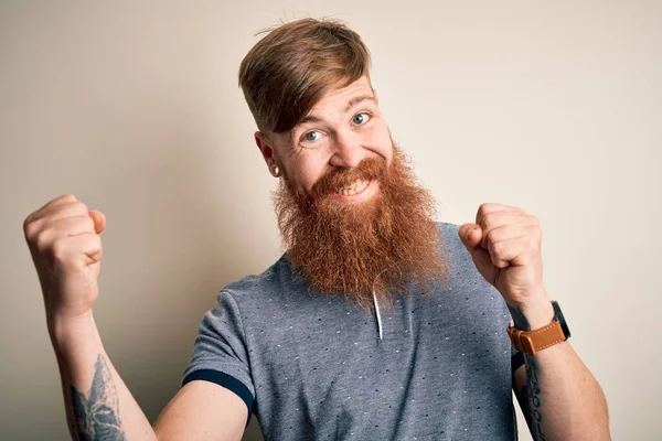 Hombre Pelirrojo Irlandés Guapo Con Barba Tatuaje Del Brazo Pie —  Fotos de Stock