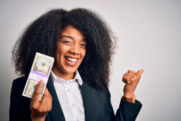 Joven Mujer Negocios Afroamericana Con Cabello Afro Sosteniendo Montón Billetes —  Fotos de Stock