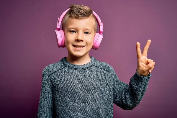 Giovane Bambino Caucasico Con Cuffie Ascoltare Musica Sfondo Viola Sorridente — Foto Stock