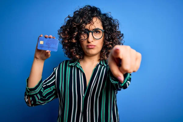 Jonge Mooie Krullende Arabische Vrouw Draagt Een Bril Met Credit — Stockfoto