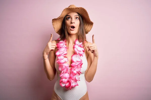 Junge Schöne Brünette Frau Urlaub Badeanzug Und Hawaiiblumen Lei Erstaunt — Stockfoto