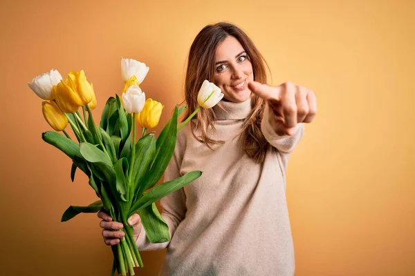 Junge Schöne Brünette Frau Mit Einem Strauß Gelber Tulpen Vor — Stockfoto