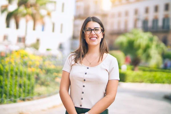 Joven Hermosa Mujer Sonriendo Feliz Confiado Pie Con Sonrisa Cara — Foto de Stock