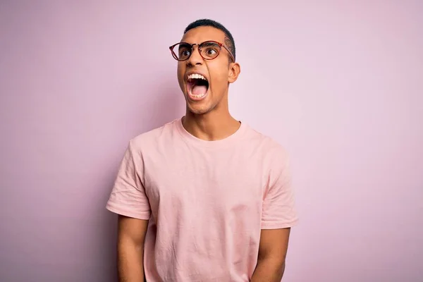 Jóképű Afro Amerikai Férfi Alkalmi Pólót Szemüveget Visel Rózsaszín Háttér — Stock Fotó