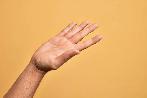 Mão Jovem Caucasiano Mostrando Dedos Sobre Fundo Amarelo Isolado Apresentando — Fotografia de Stock