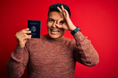 Amerika Birleşik Devletleri pasaportlu, mutlu yüzlü, genç, yakışıklı Latin turist. Tamam, el pençe divan dur ve parmaklarından bak.