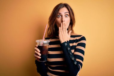Genç, güzel, esmer bir kadın. Kola ile bardakta içki içiyor. Saman kapaklı ağız kullanıyor.