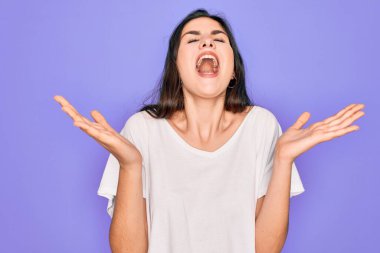 Mor arka plan üzerine sıradan beyaz tişörtler giyen genç, güzel esmer kadın kollarını kaldırmış ve gözleri kapalı heyecanla haykırarak başarının çılgınlığını kutluyor. Kazanan konsept