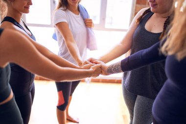 Genç ve güzel sporcular elleriyle jest yapıyor.