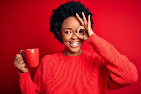 Afro Amerikanerin Mit Lockigem Haar Trinkt Tasse Kaffee Auf Rotem — Stockfoto