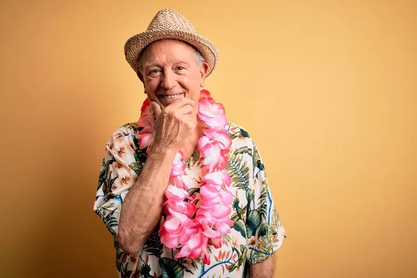 Šedovlasý Starší Muž Letním Klobouku Havajským Lei Přes Žluté Pozadí — Stock fotografie