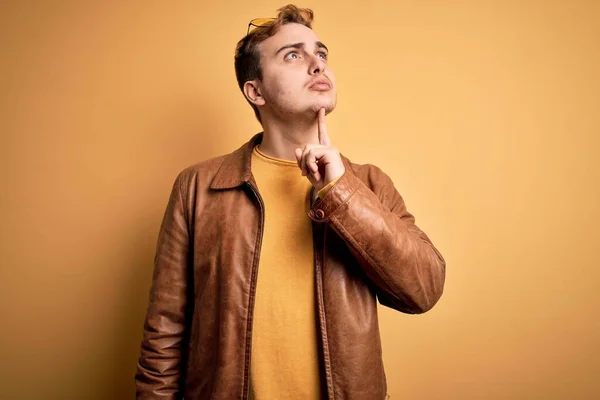 Junger Gutaussehender Rothaariger Mann Lässiger Lederjacke Über Isoliertem Gelben Hintergrund — Stockfoto